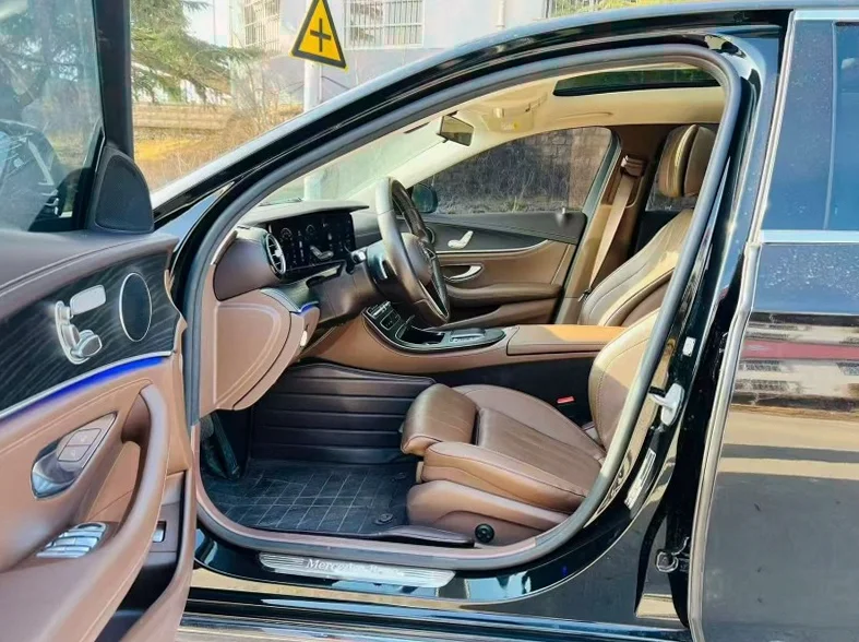 奔驰E 后面外观三