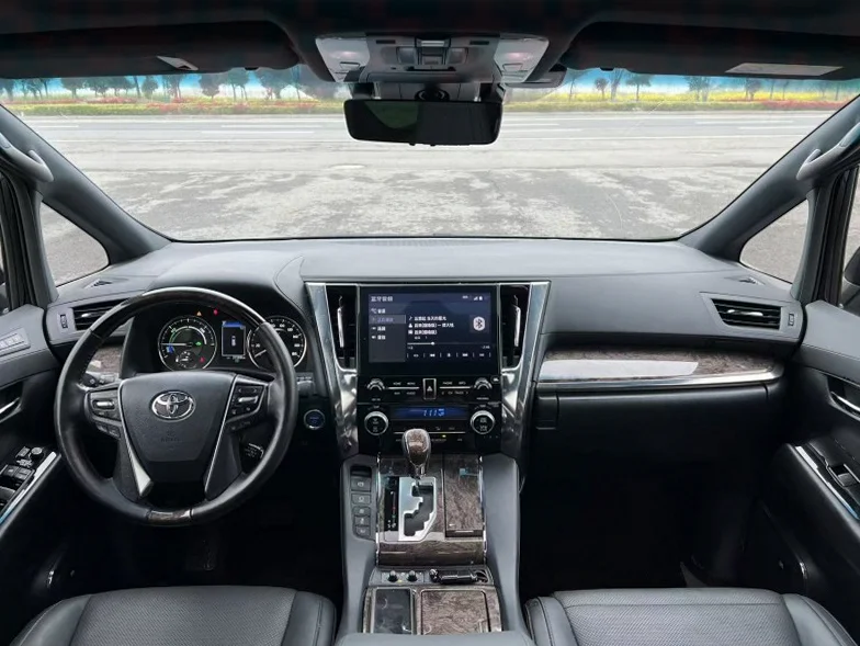 丰田埃尔法 后面外观一