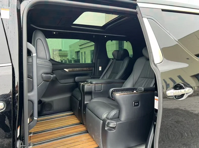 丰田埃尔法 后面外观三