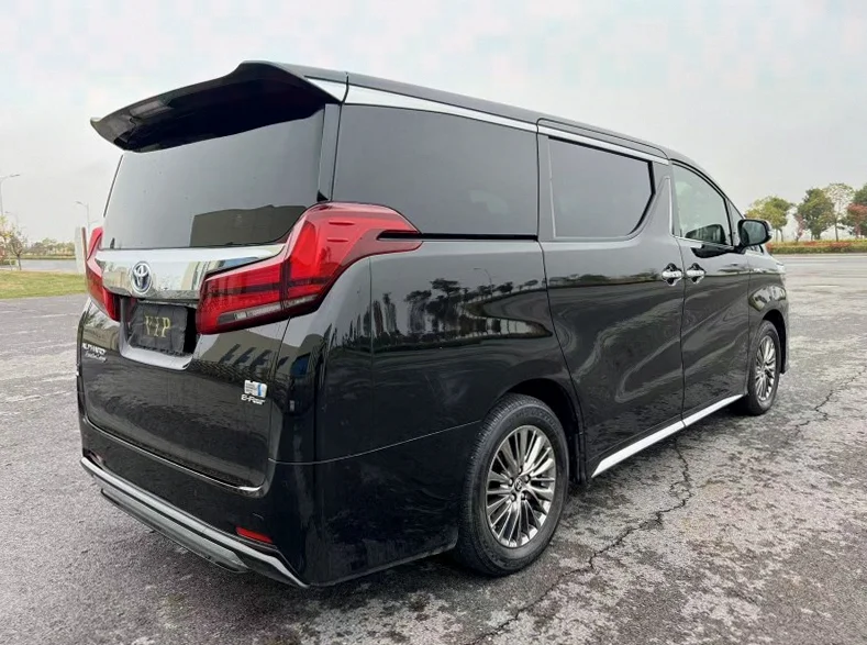 丰田埃尔法 驾驶室