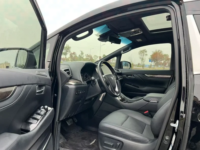 丰田埃尔法 内饰后排