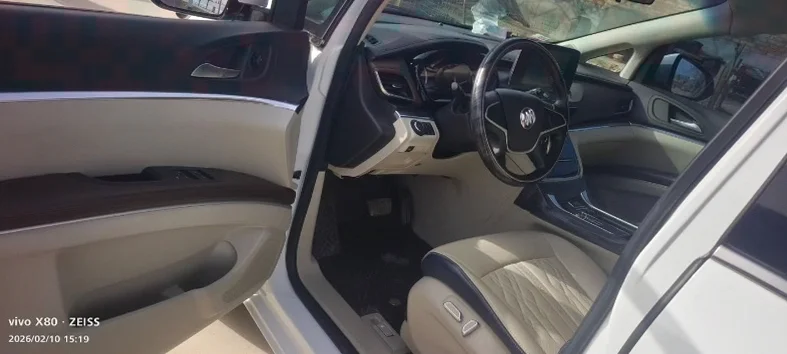 别克GL8 后面外观一