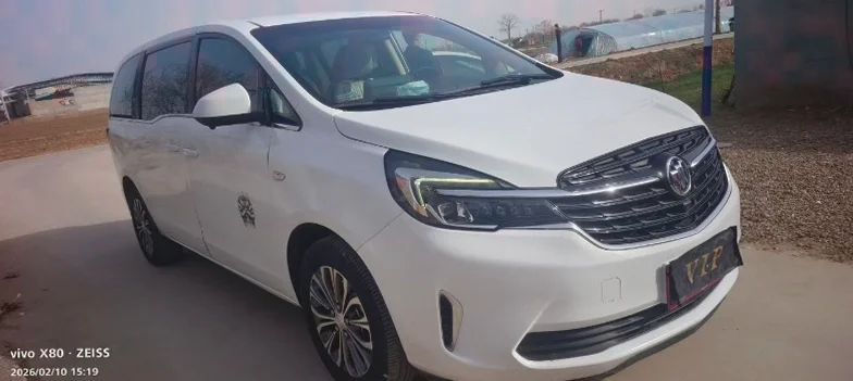 别克GL8 正面外观二