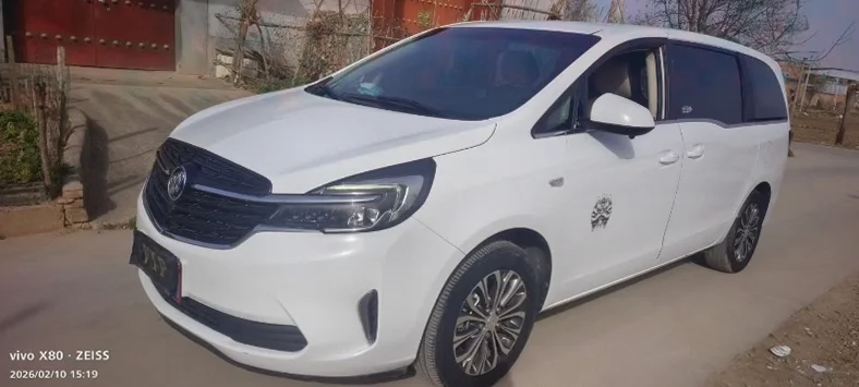 别克GL8 正面外观三