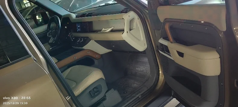 路虎卫士 后面外观二