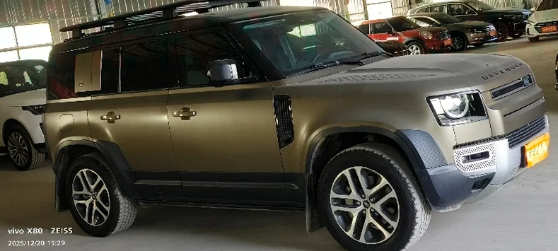 路虎卫士 正面外观三