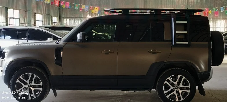 路虎卫士 后面外观一