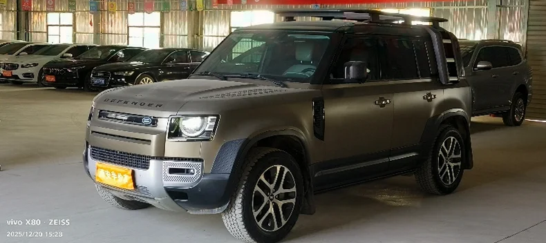 路虎卫士 正面外观二