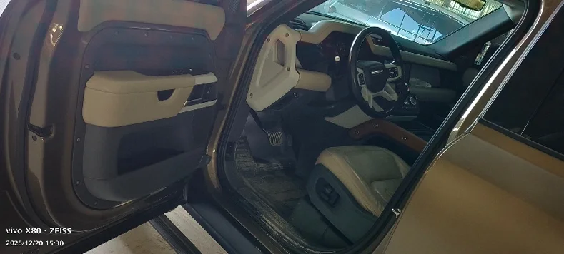 路虎卫士 后面外观三