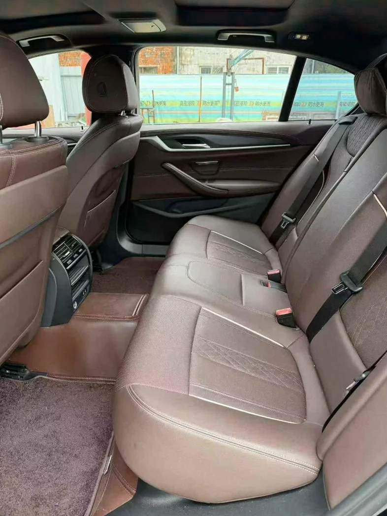 宝马5系 后面外观一