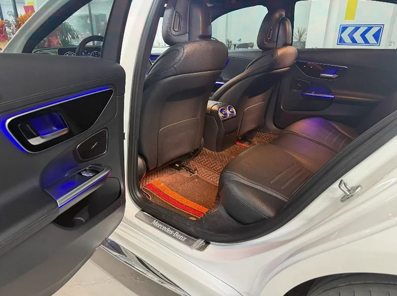 奔驰C 后面外观二