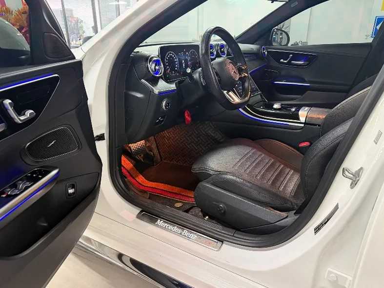 奔驰C 内饰前排