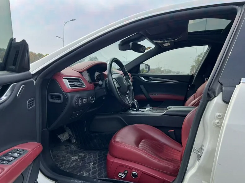 玛莎拉蒂Ghibli 驾驶室