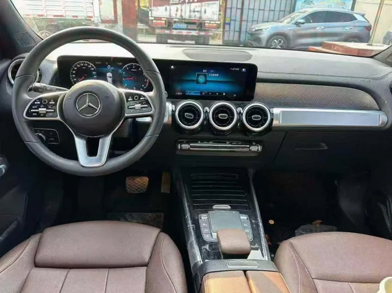 奔驰GLB 后面外观三