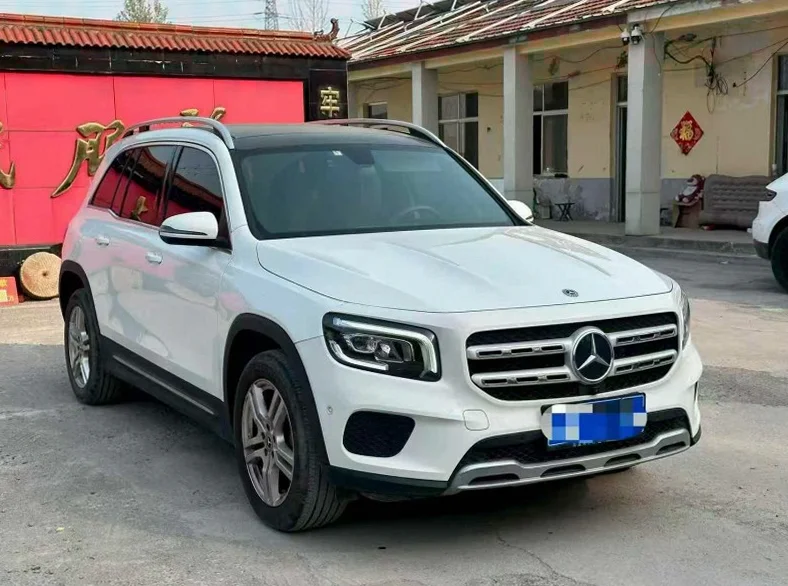 奔驰GLB 正面外观二