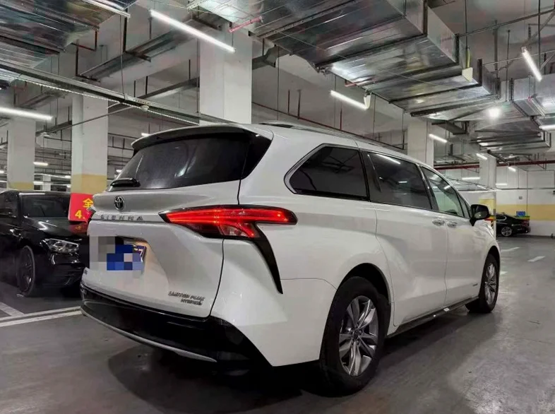 丰田塞纳 后面外观三