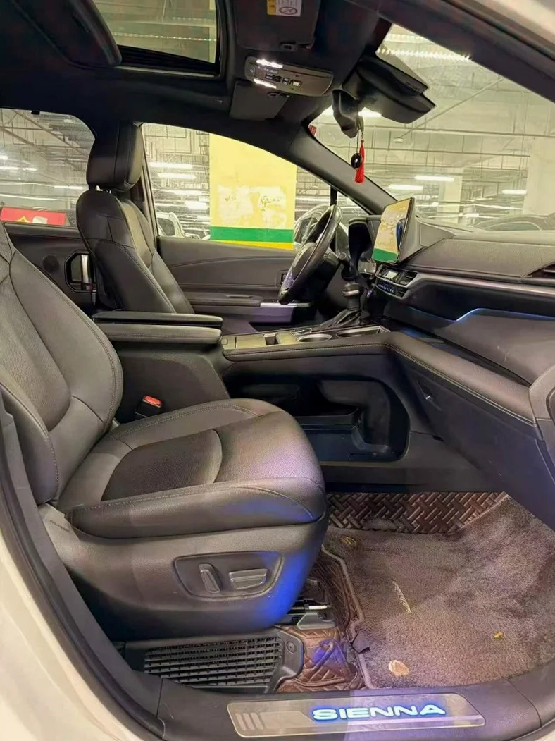 丰田塞纳 正面外观三