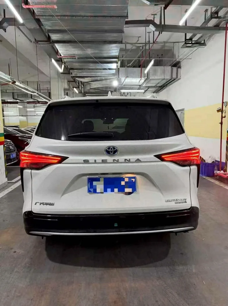 丰田塞纳 内饰前排