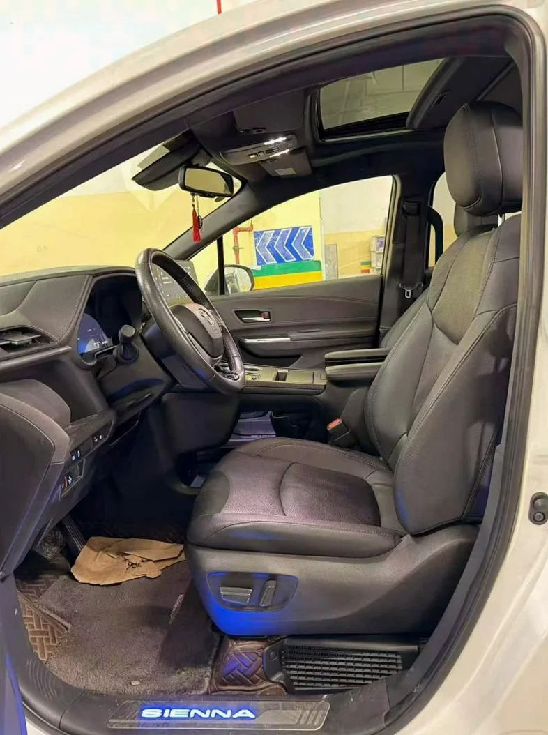 丰田塞纳 后面外观一