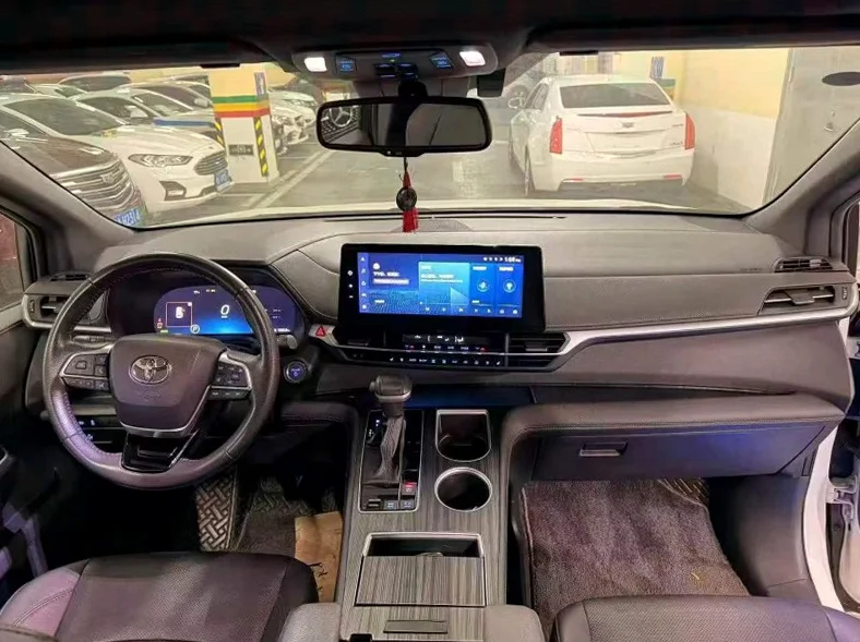 丰田塞纳 后面外观二