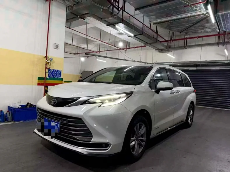 丰田塞纳 正面外观二