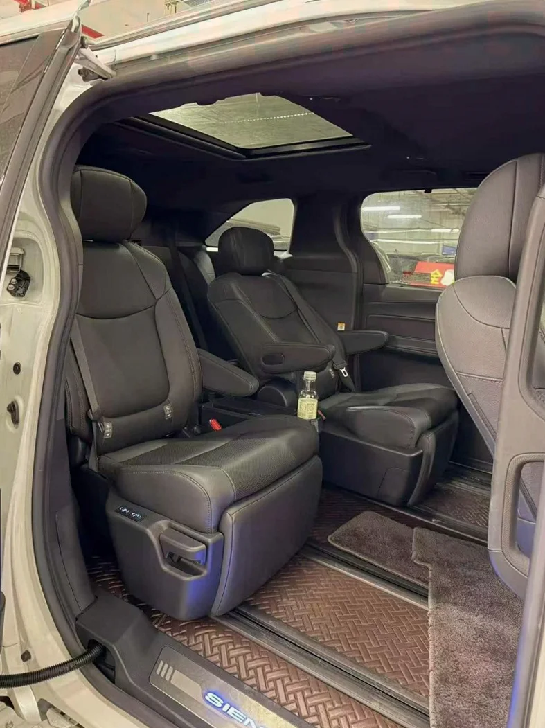 丰田塞纳 内饰后排