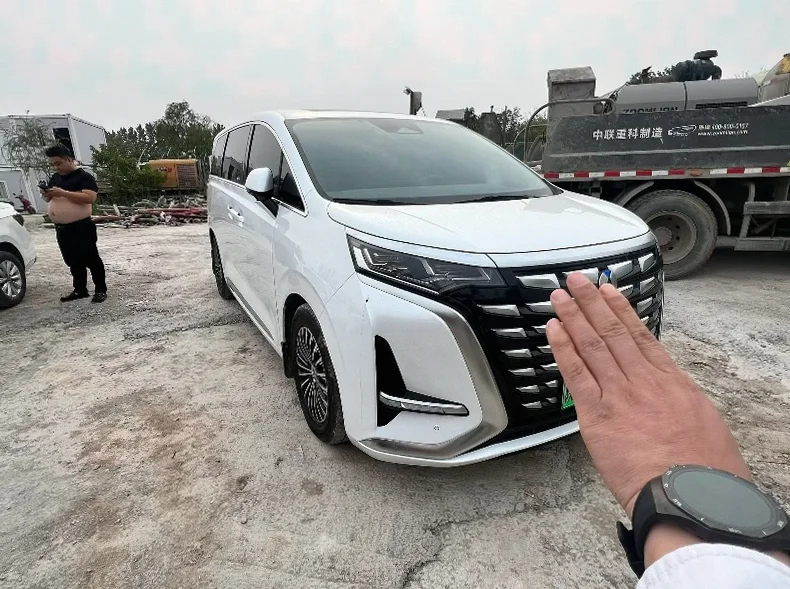 23年腾势D9四驱插电式混合动力最顶配