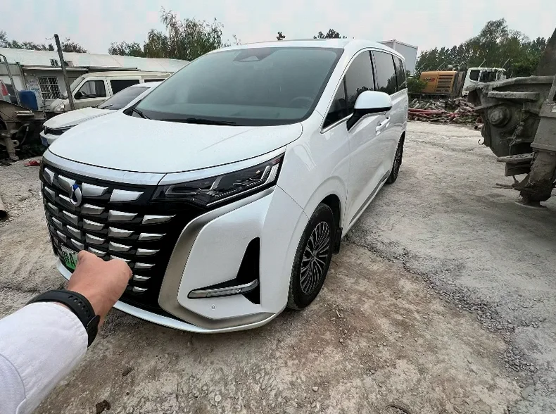 腾势D9 正面外观三