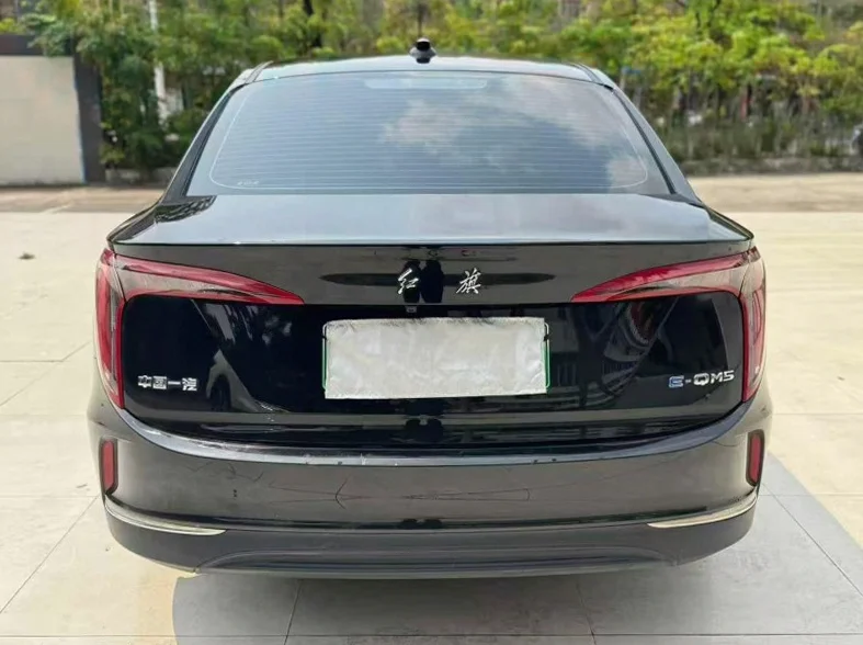 红旗E-QM5 驾驶室