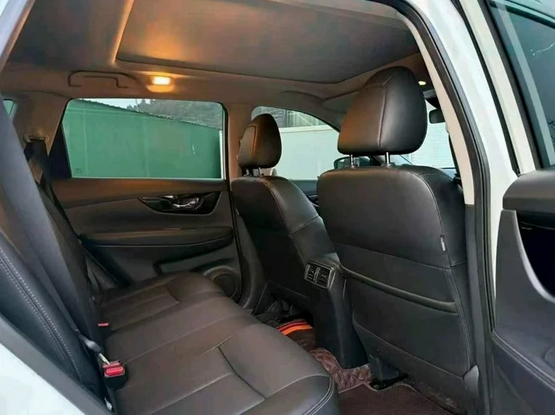 日产奇骏 内饰后排