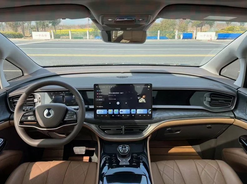 腾势D9 后面外观三