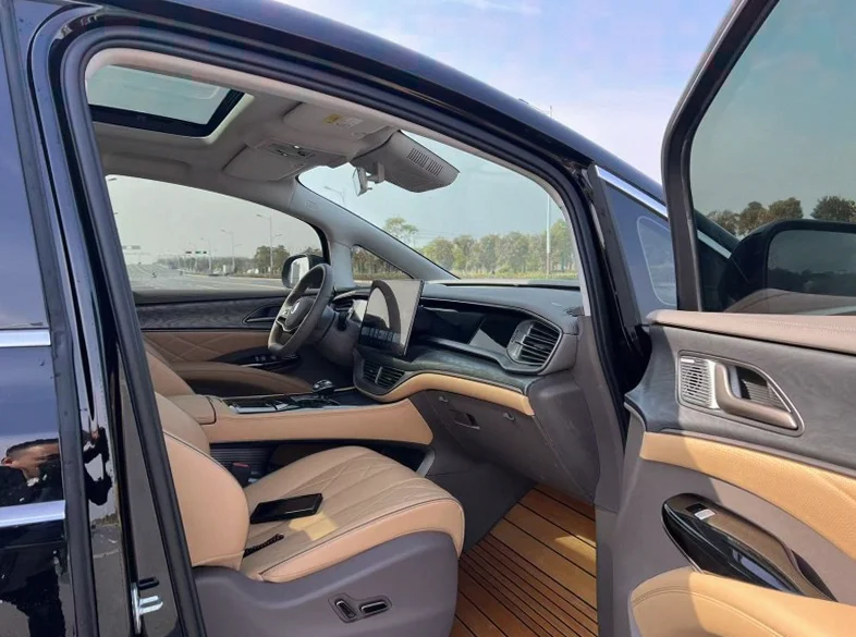 腾势D9 正面外观三