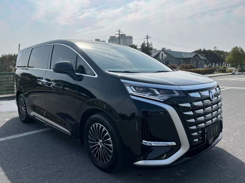 腾势D9 正面外观二