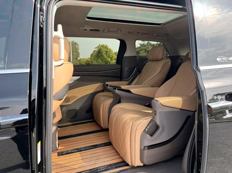 腾势D9 内饰后排