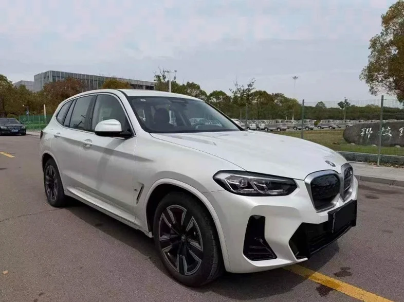 宝马IX 正面外观三