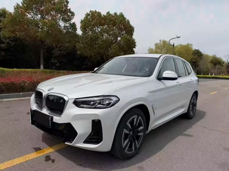 宝马IX 正面外观二