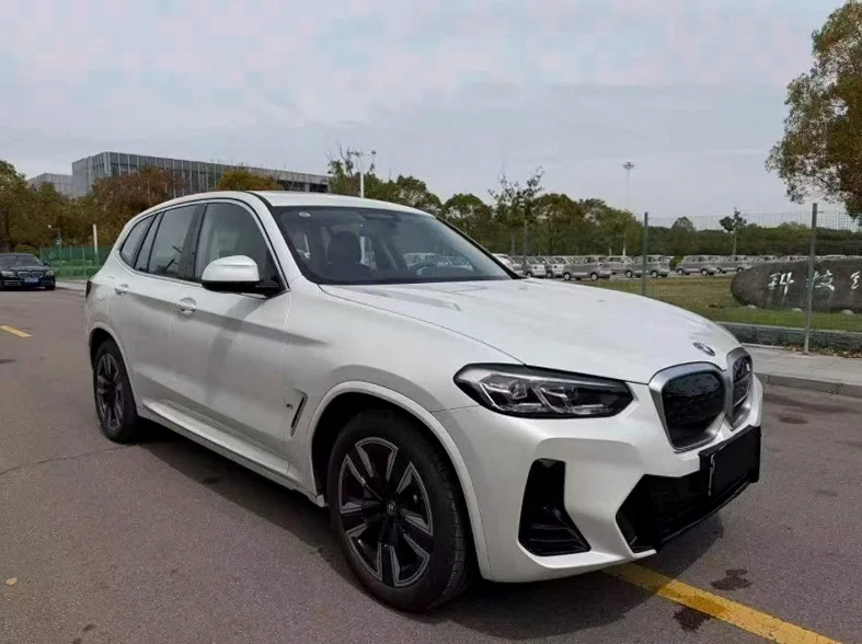 宝马IX 正面外观三