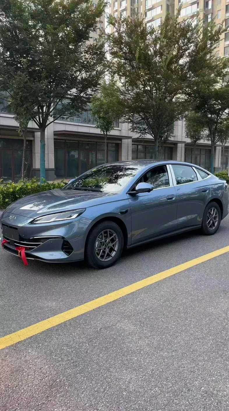 比亚迪海豹 正面外观三