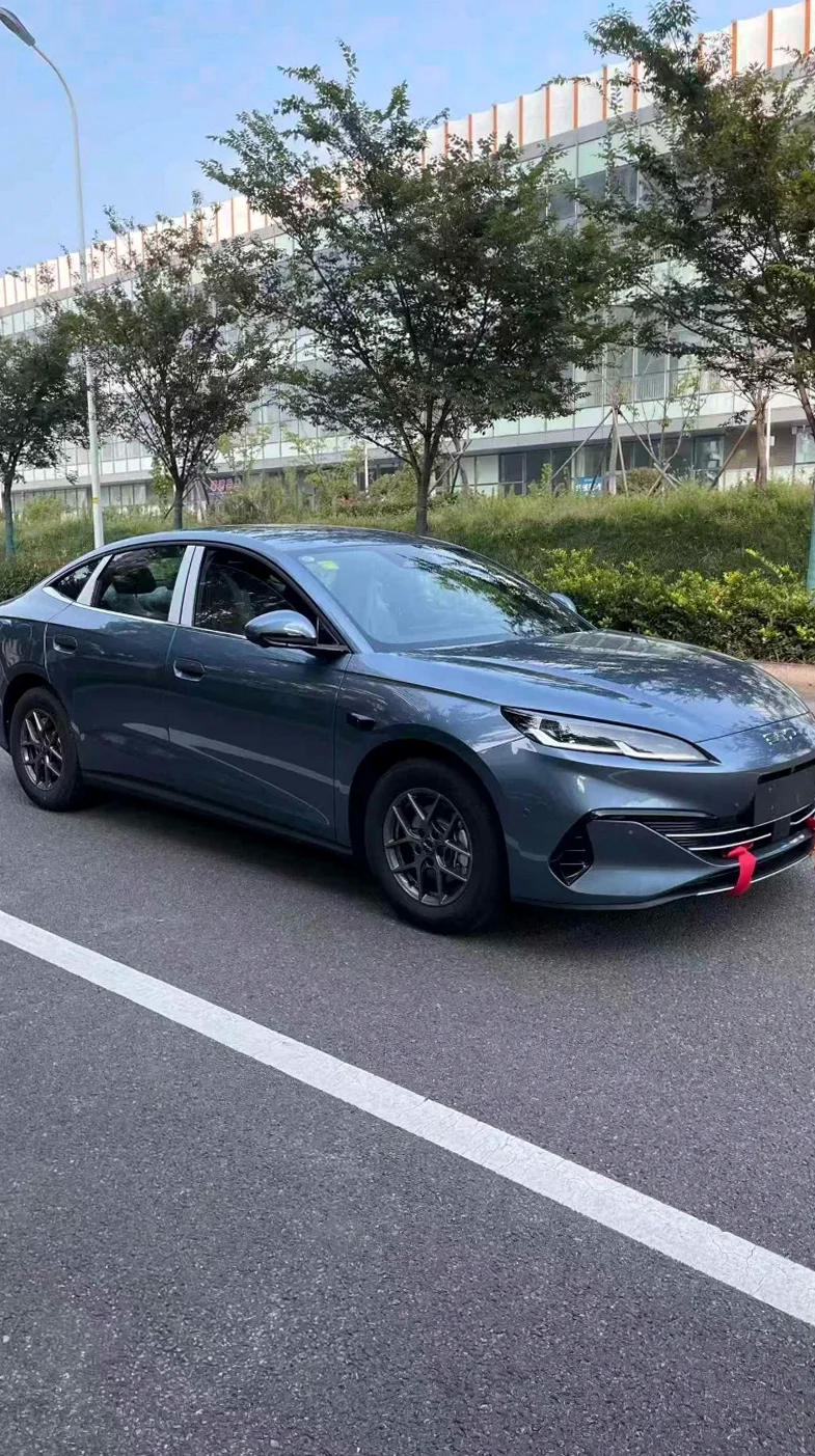 比亚迪海豹 正面外观二