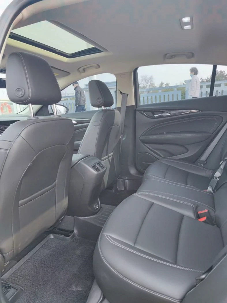 别克君威 后面外观一