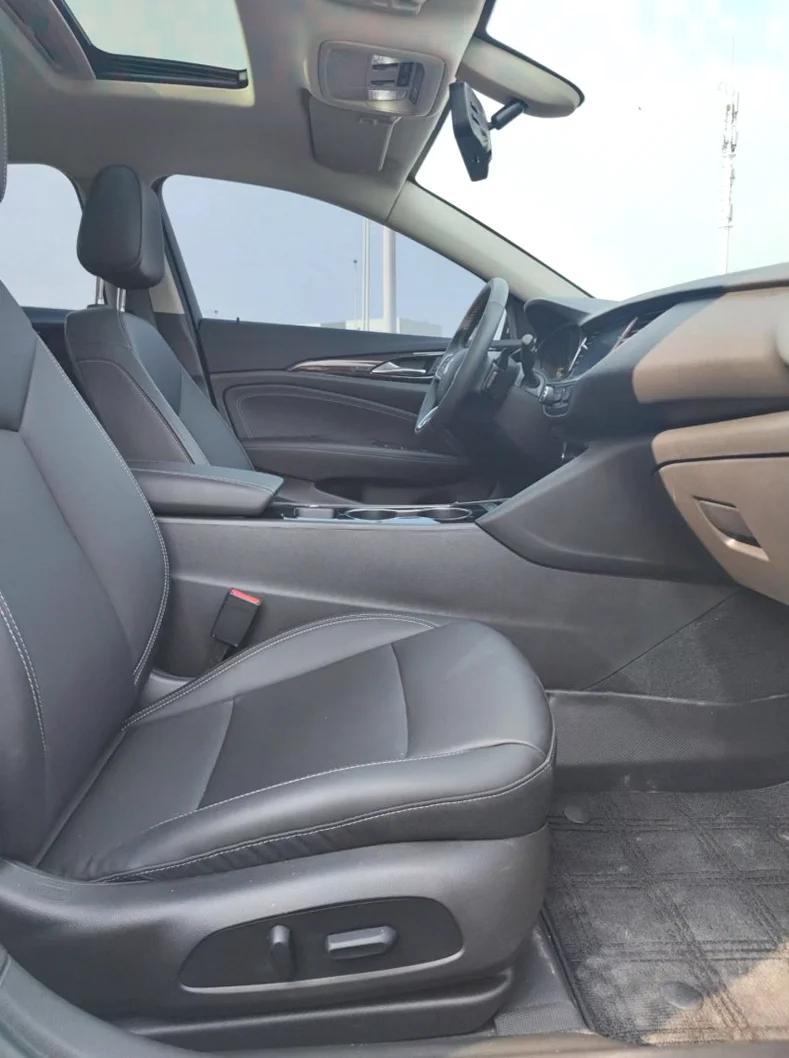 别克君威 内饰后排