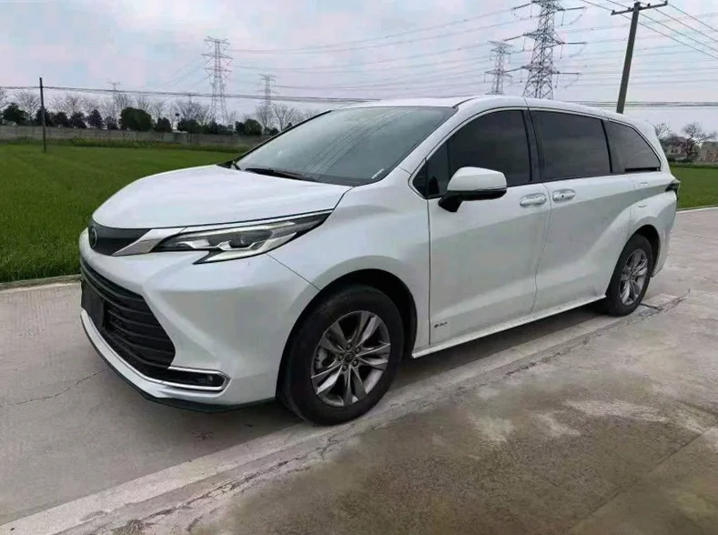 丰田塞纳 正面外观二