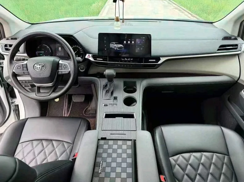 丰田塞纳 后面外观二