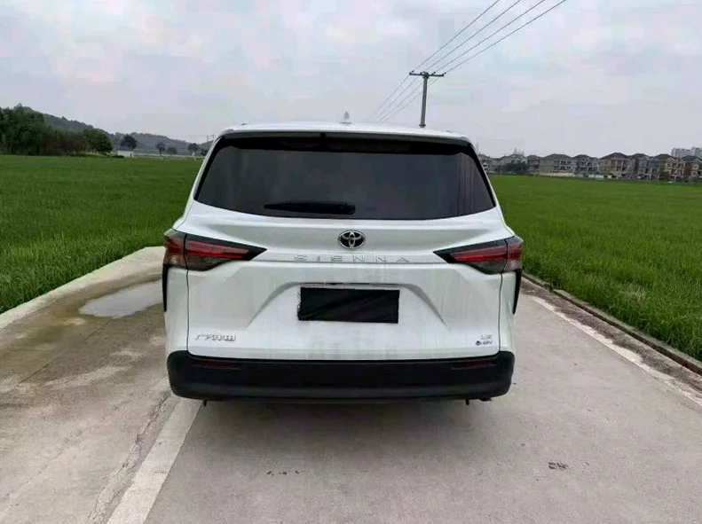 丰田塞纳 内饰后排