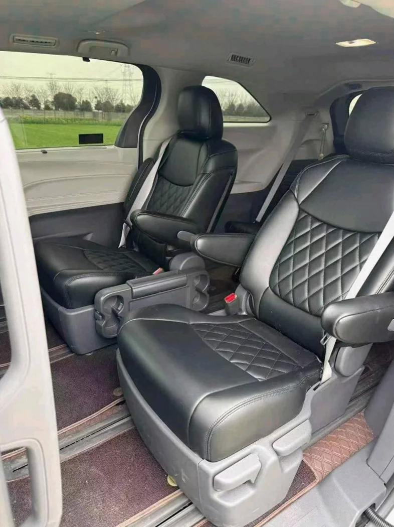 丰田塞纳 后面外观一