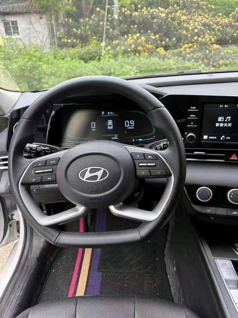 现代伊兰特 内饰前排