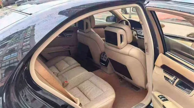 奔驰S 后面外观一