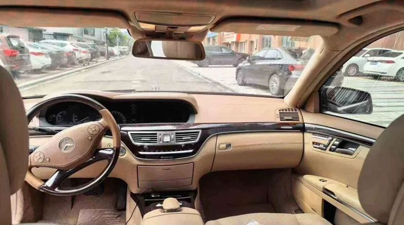 奔驰S 内饰前排