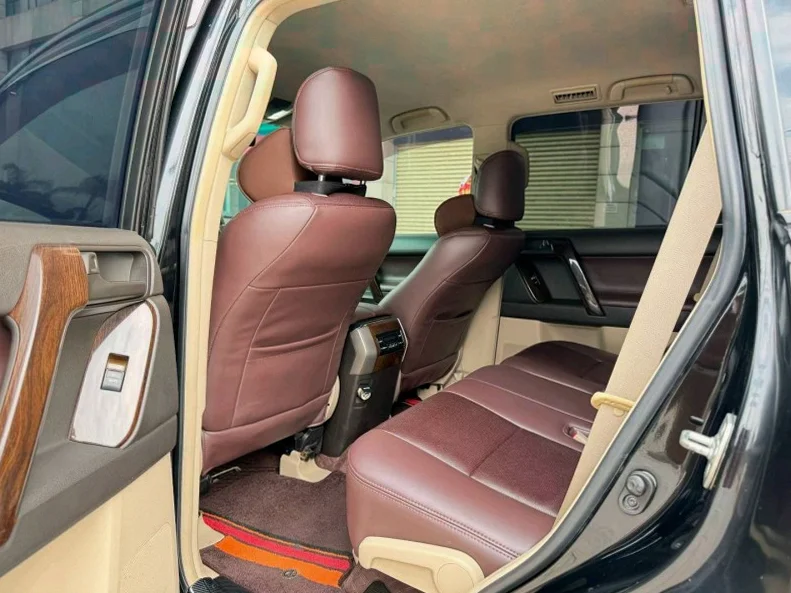 丰田普拉多 后面外观一