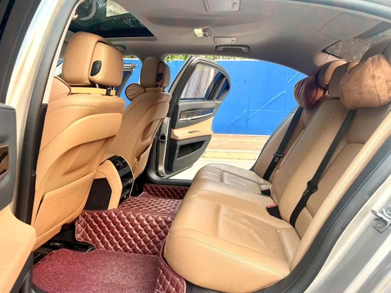 宝马7系 后面外观一